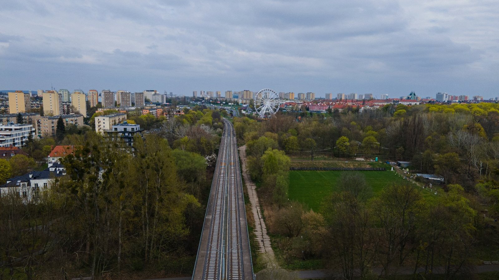 Widok z lot ptaka na trasę PST. Po jej prawej stronie widać pas, którym poprowadzona zostanie droga rowerowa