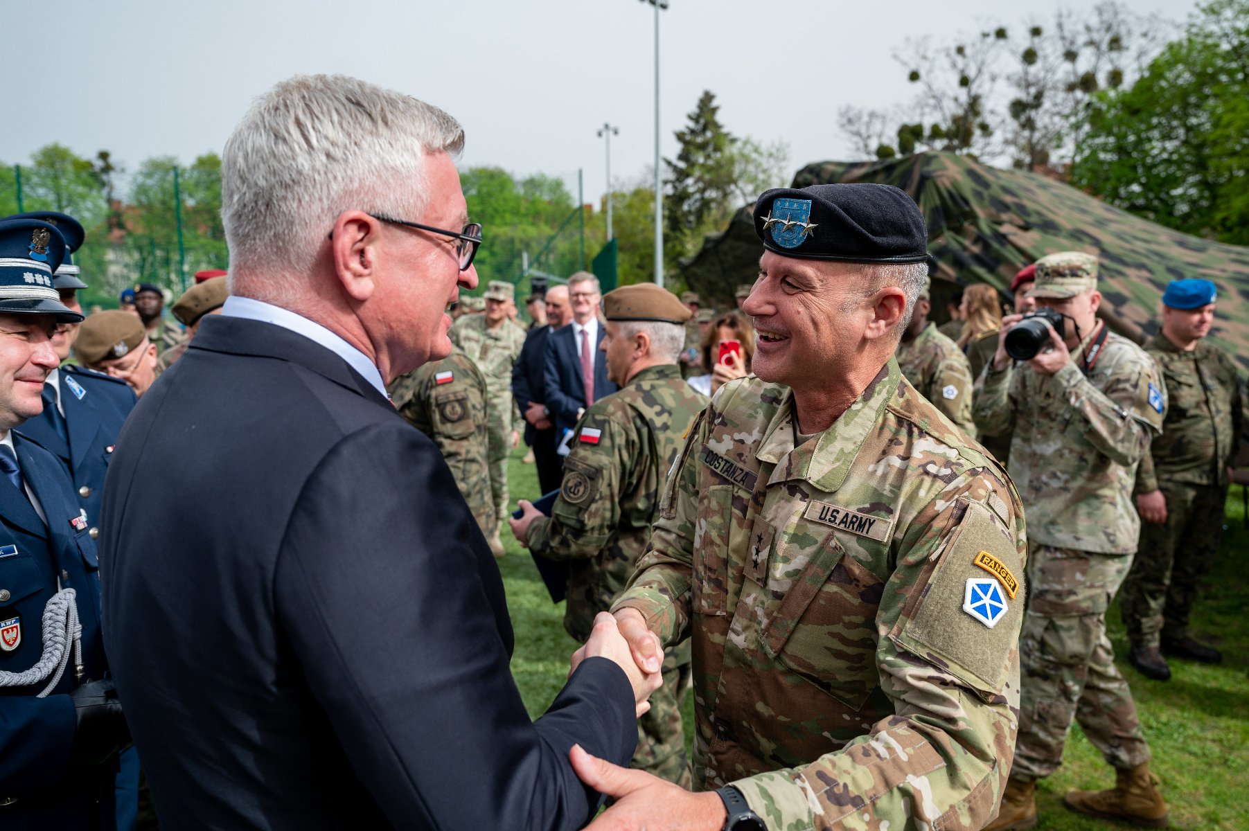 Galeria zdjęć przedstawia uroczyste przekazanie dowództwa V Korpusu US Army w Camp Kościuszko w Poznaniu. - grafika rozmowy