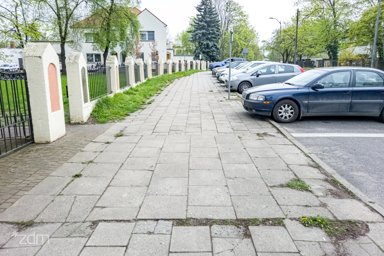 Galeria zdjęć z ul. Rocha sprzed przebudowy chodnika - grafika rozmowy