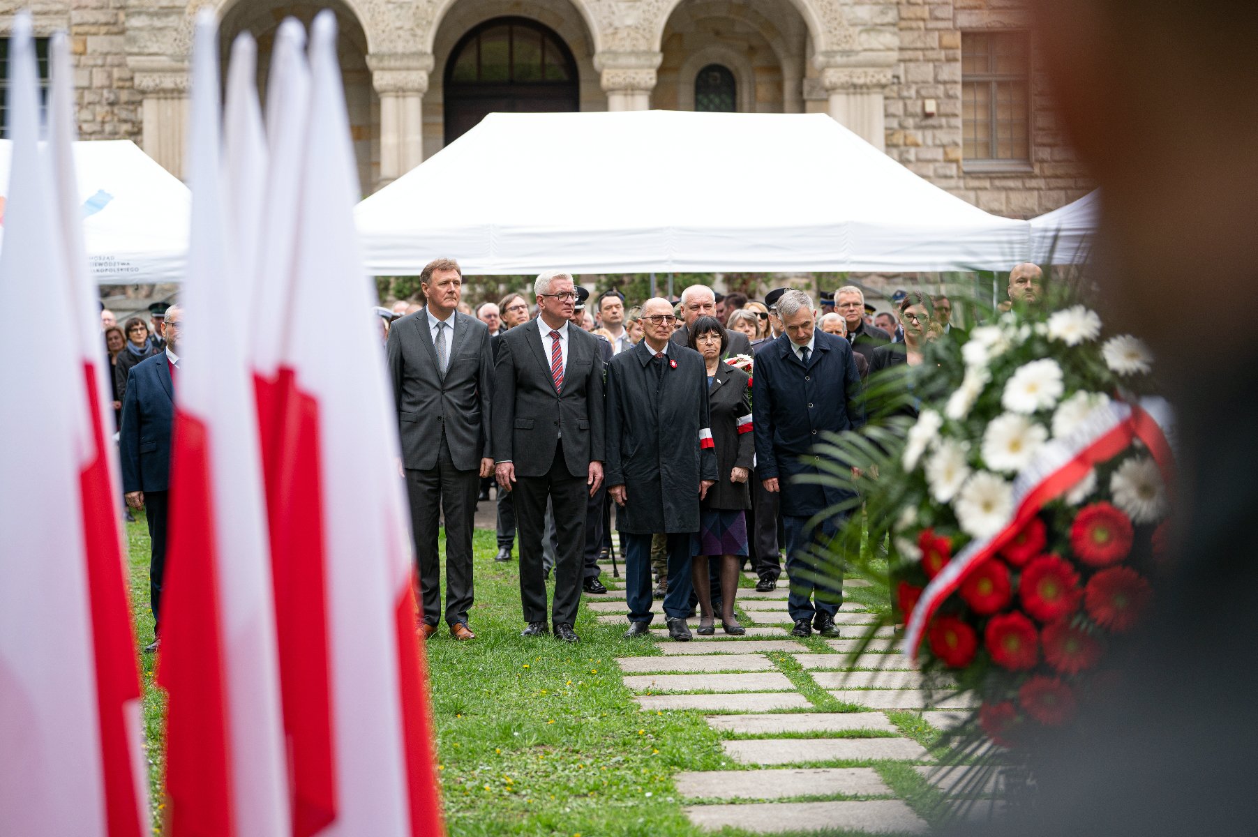 Na zdjęciu delegacja składająca kwiaty - grafika rozmowy