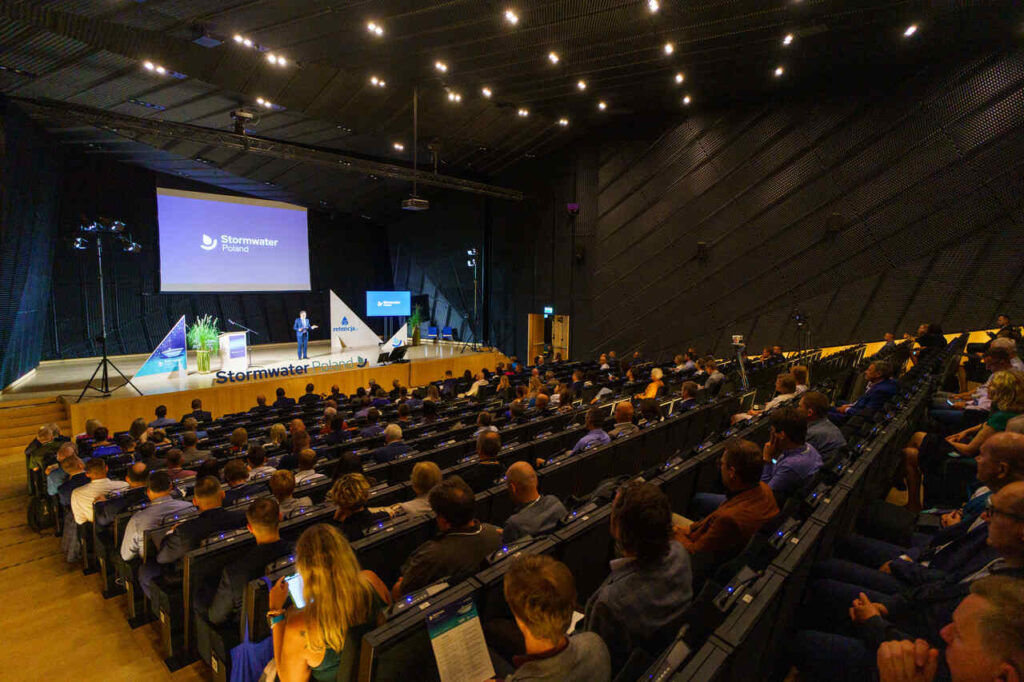 Zdjęcie przedstawia aulę pełną ludzi podczas konferencji Stormwater. - grafika rozmowy