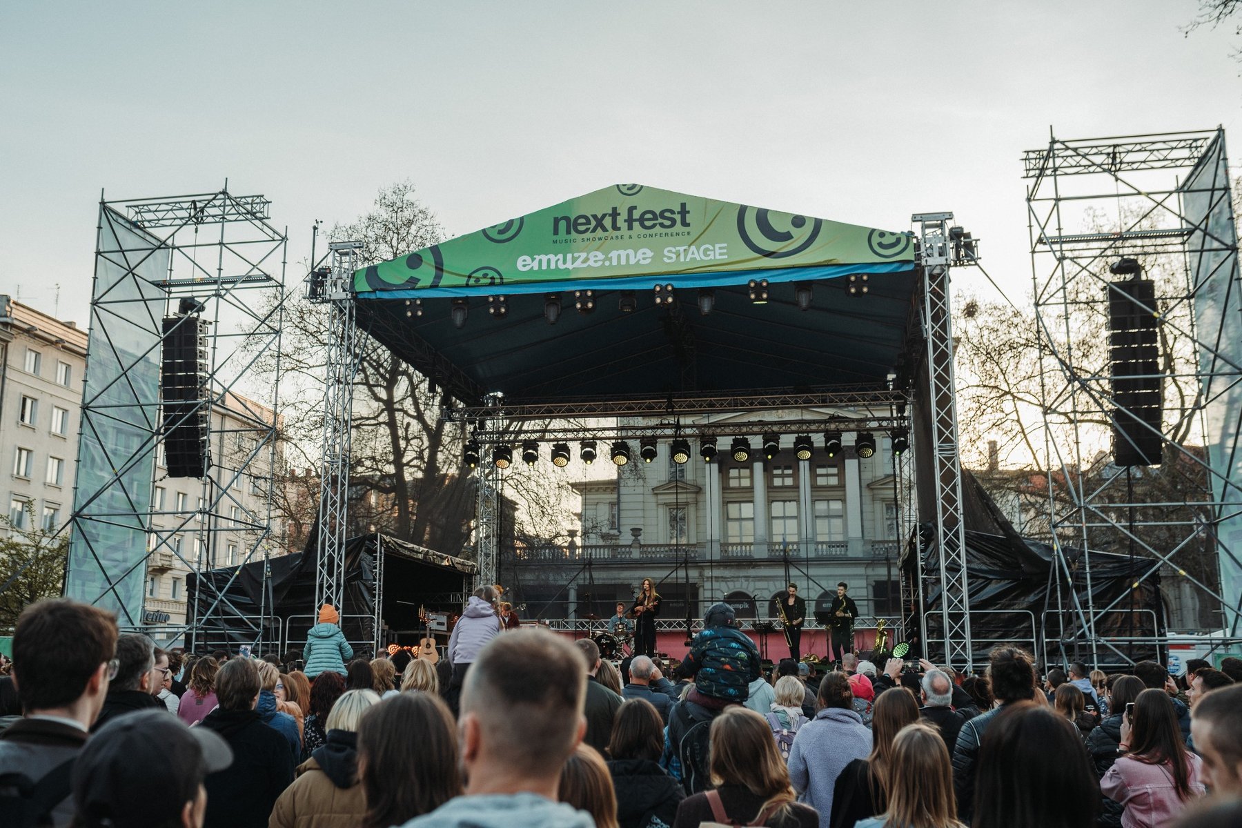 Scena Next Fest na placu Wolności - grafika rozmowy