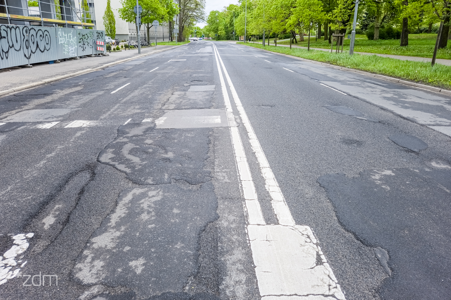 Galeria zdjęć pokazujących stan nawierzchni przed remontem - grafika rozmowy