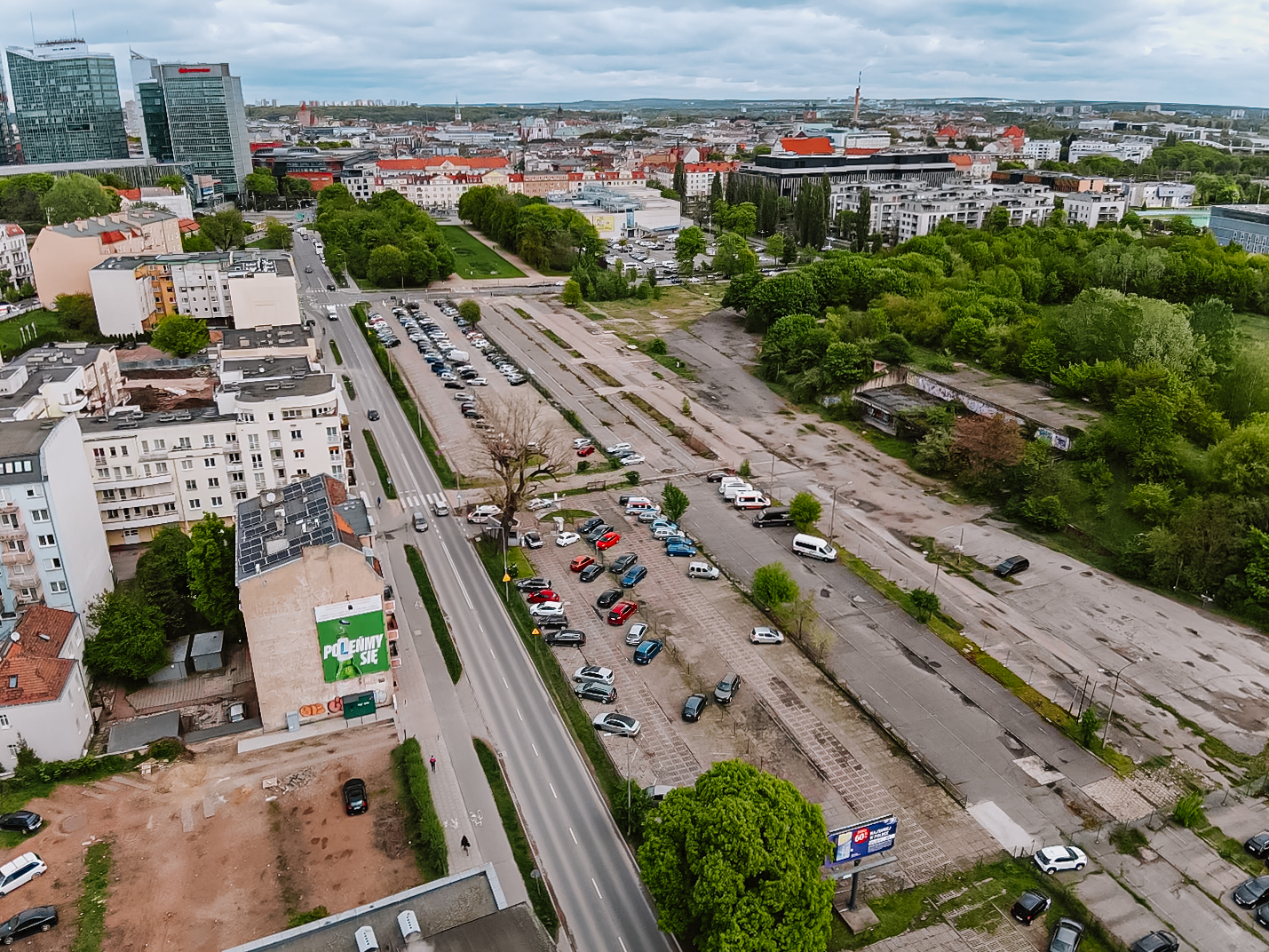 Zdjęcie przedstawia tereny wokół stadionu z lotu ptaka. - grafika rozmowy