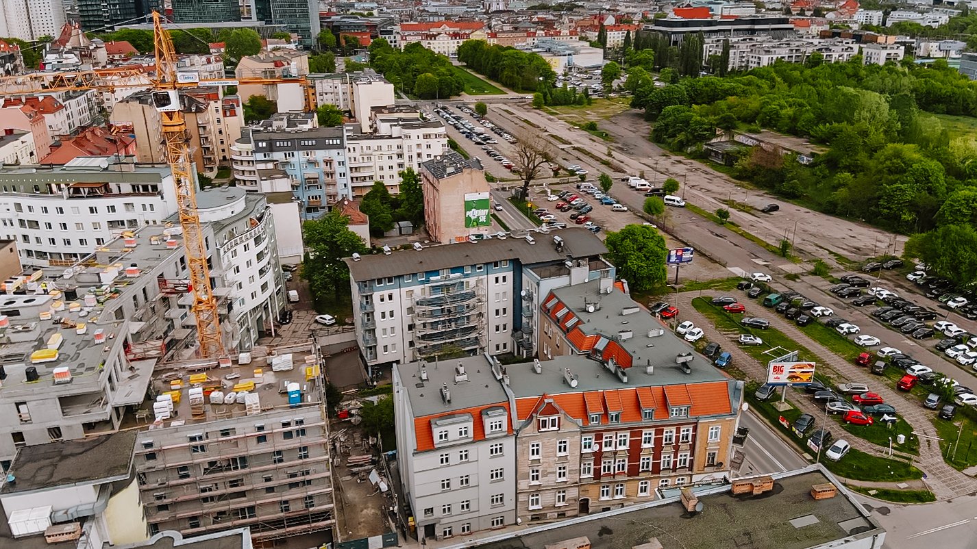 Zdjęcie przedstawia tereny wokół stadionu z lotu ptaka.