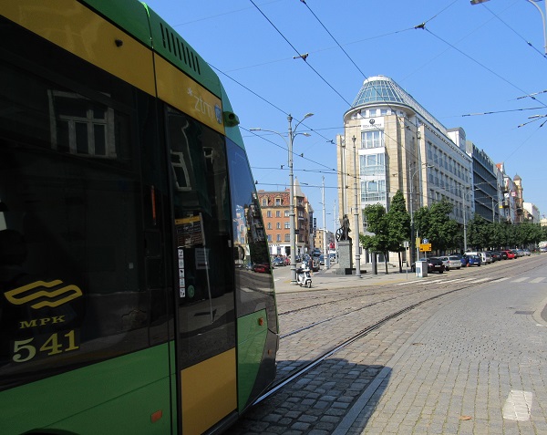 Tramwaj w centrum, przy Kupcu Poznańskim - grafika rozmowy