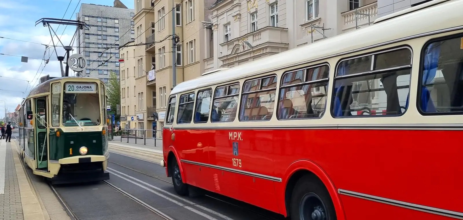 Tramwaj i autobus turystyczny na ul. Zwierzynieckiej - grafika rozmowy