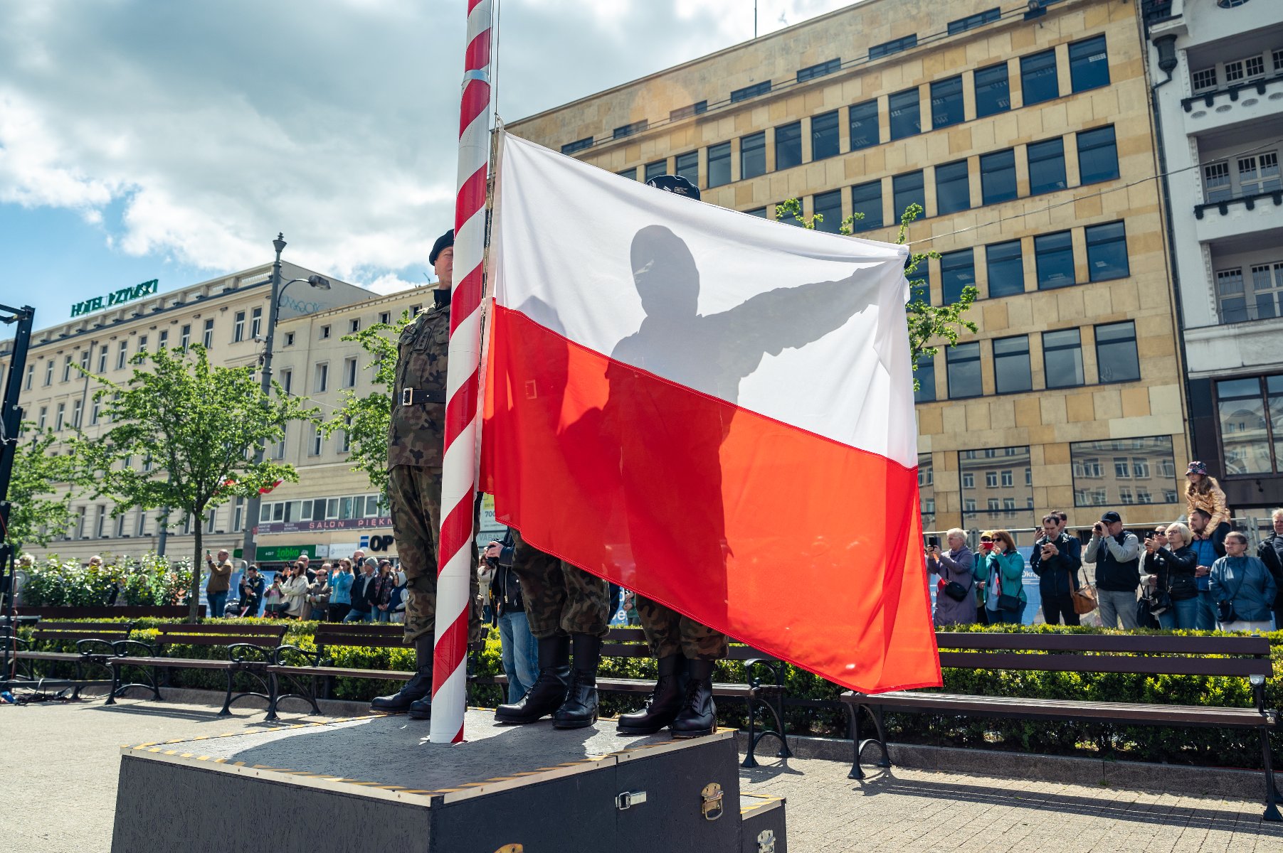 Galeria zdjęć z zeszłorocznych obchodów rocznicy uchwalenia Konstytucji 3 Maja - grafika rozmowy