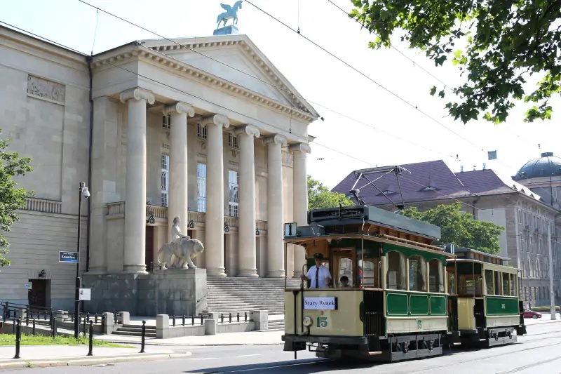 Historyczny tramwaj przed Operą - grafika rozmowy