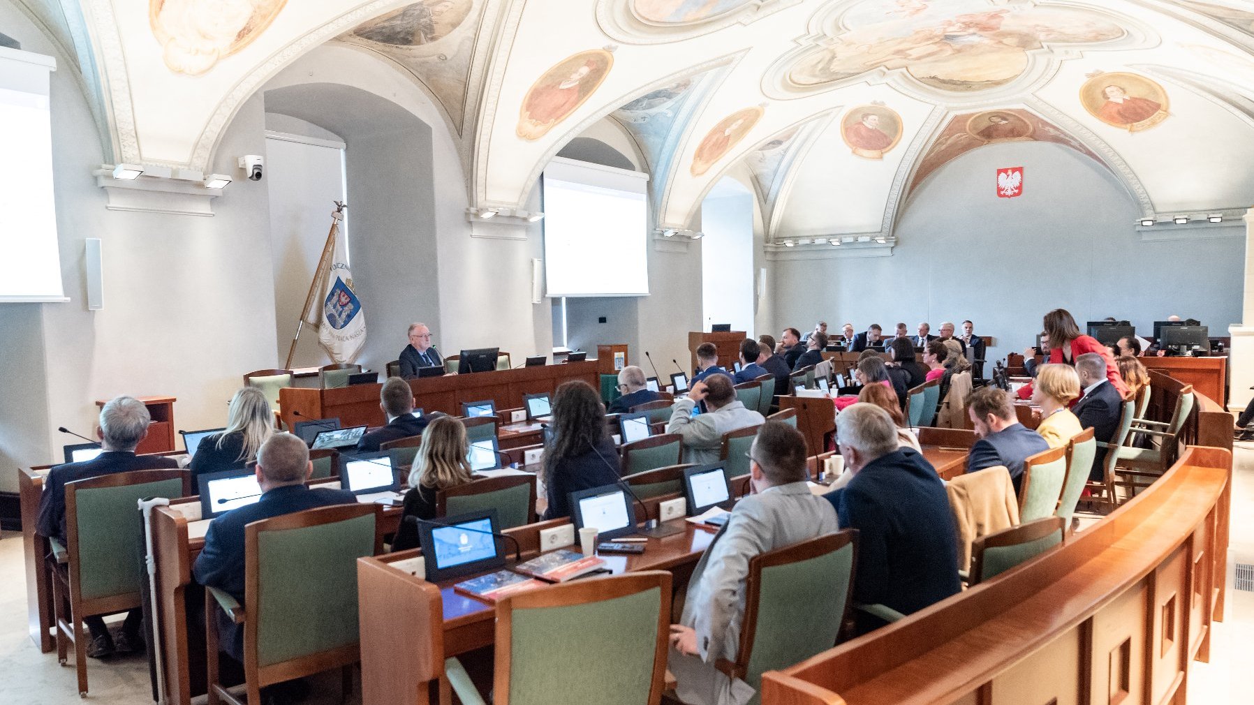 Na zdjęciu sala sesyjna, w niej siedzą radni