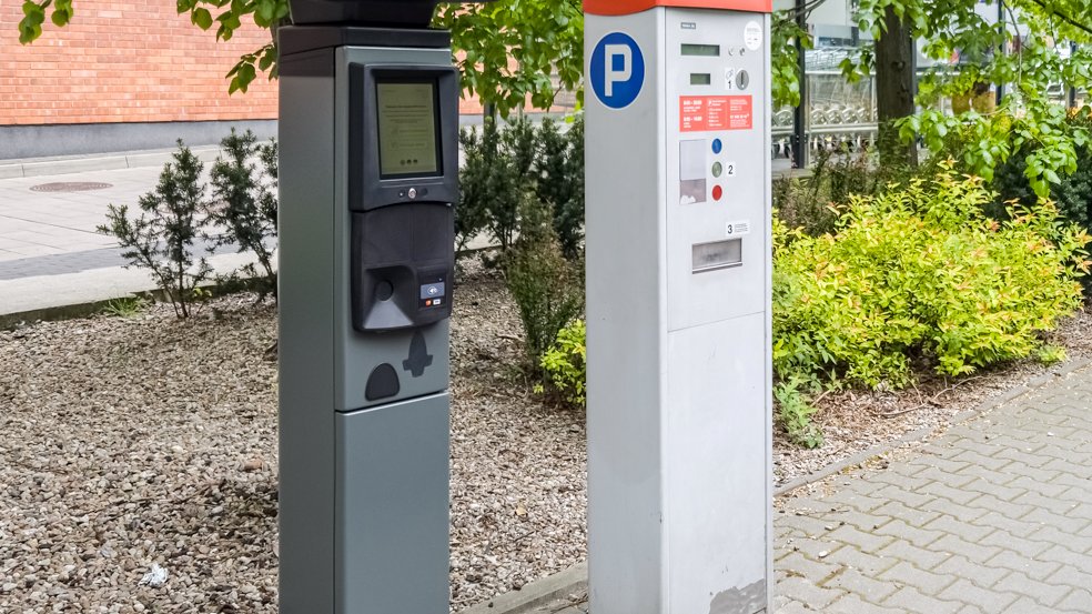 Galeria zdjęć nowych parkomatów stojących obok starych