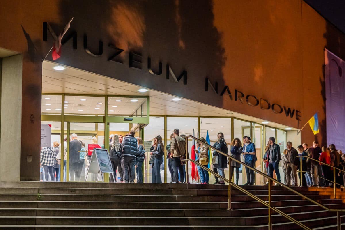 Kolejka do Muzeum Narodowego podczas Nocy Muzeów - grafika rozmowy