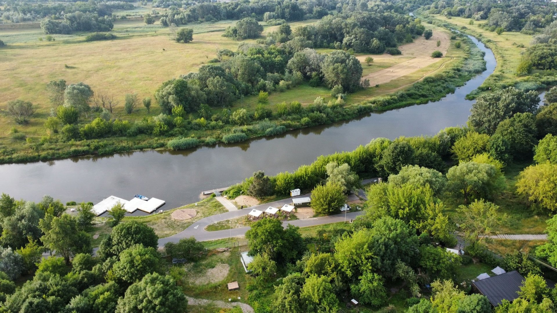 Widok z lotu ptaka na Przystań Ogrodu Szeląg - grafika rozmowy