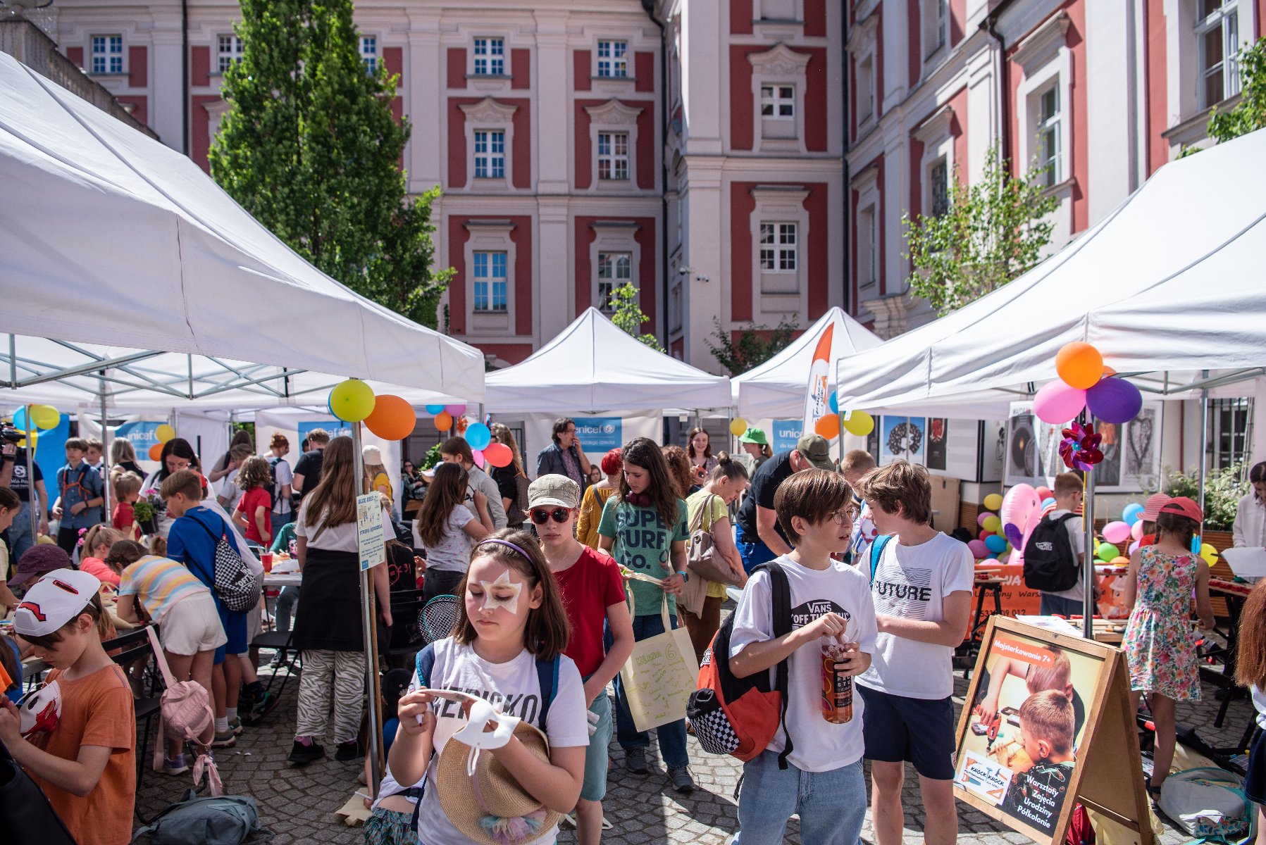 Zdjęcie z zeszłorocznego pikniki na Wolnym Dziedzińcu - grafika rozmowy