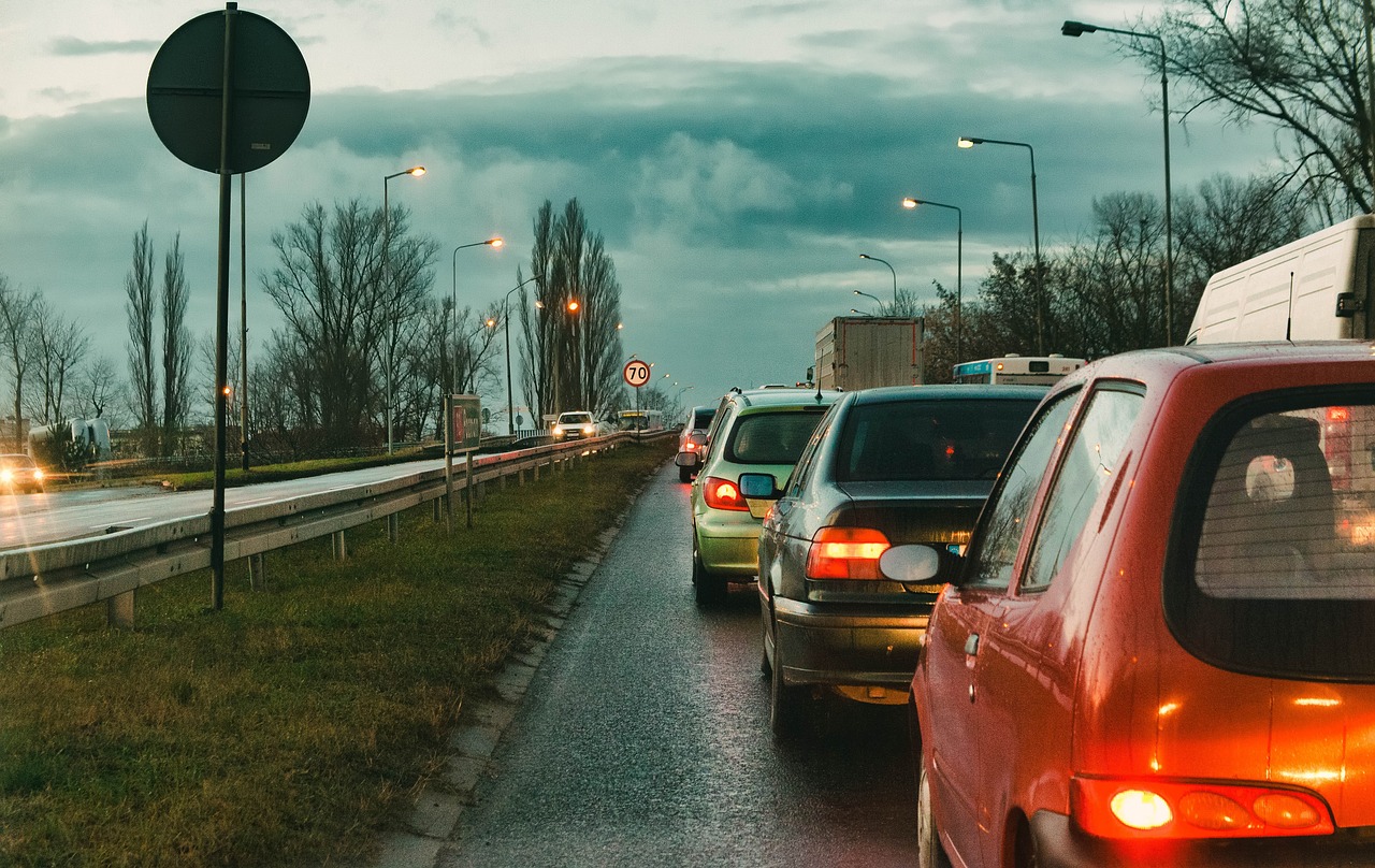 Zdjęcie przedstawia sznur samochodów. - grafika rozmowy