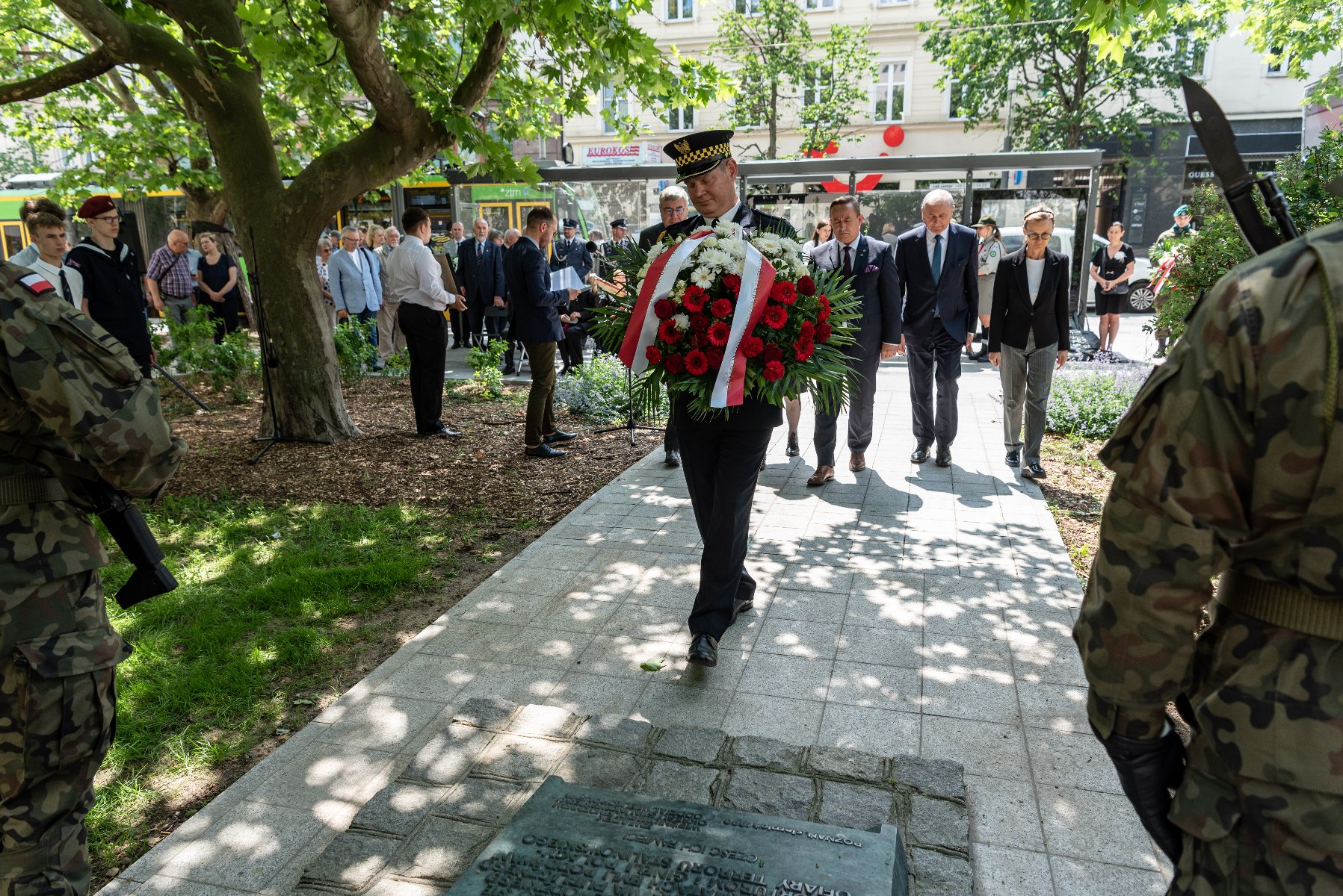 Galeria zdjęć przedstawia obchody Dnia Hołdu i Pamięci Ofiar Reżimu Komunistycznego. - grafika rozmowy