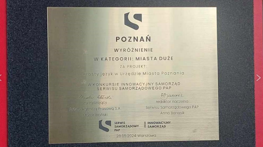 Zdjęcie przedstawia tabliczkę, będącą wyróżnieniem w konkursie Innowacyjny Samorząd.