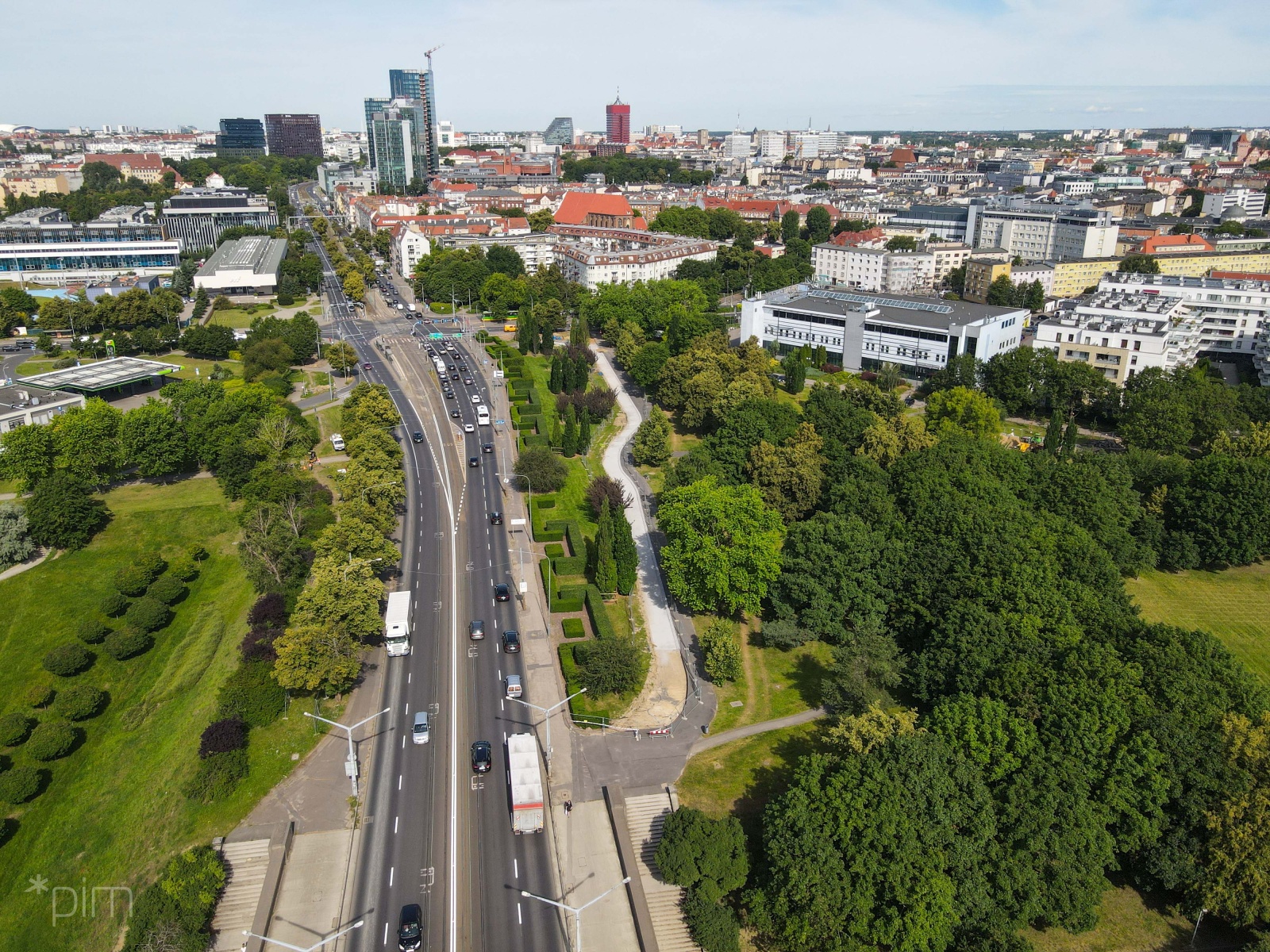 Galeria zdjęć z prac przy budowie drogi rowerowej w rejonie skrzyżowania ulic Strzeleckiej, Królowej Jadwigi i Drogi Dębińskiej - grafika rozmowy