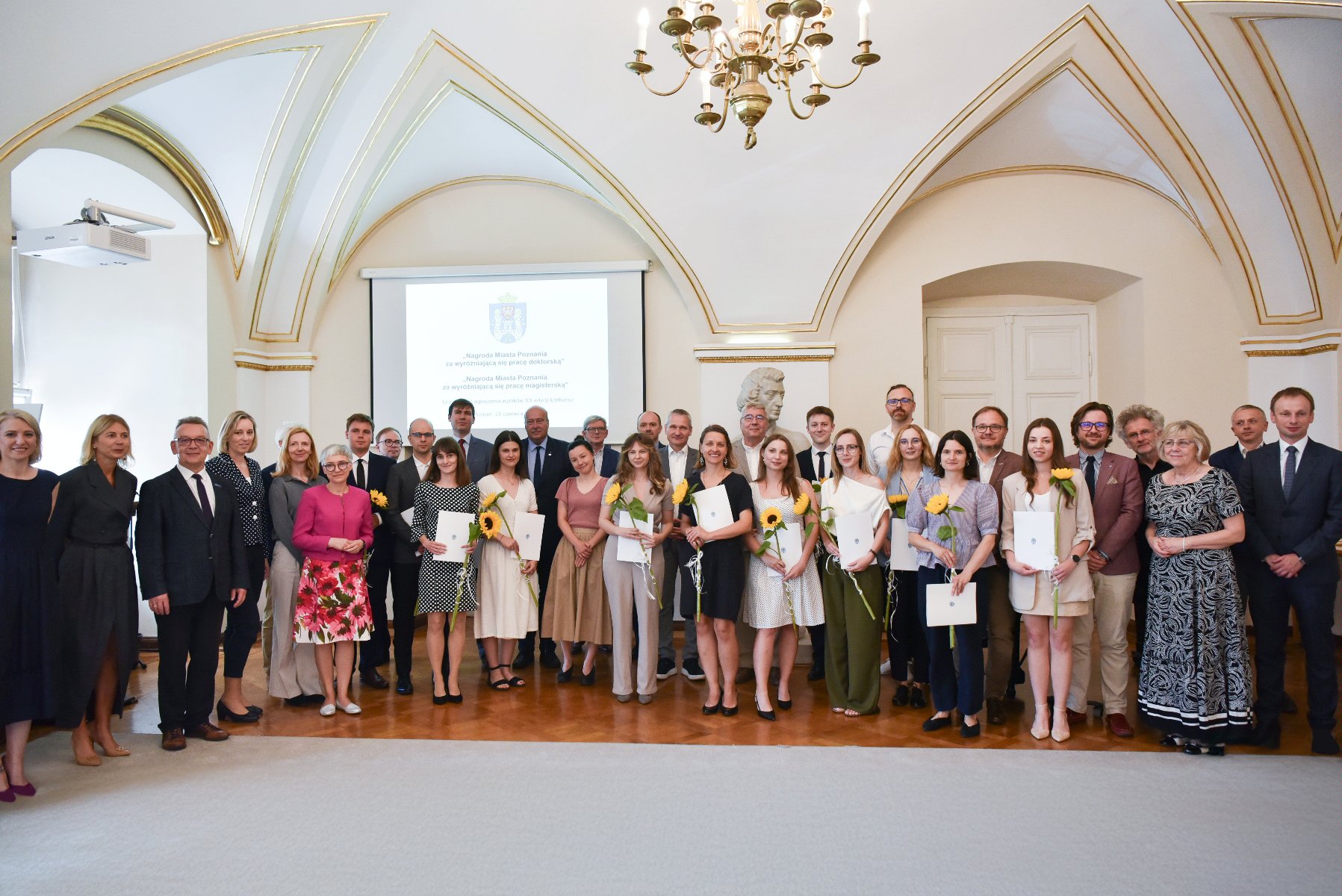 Zdjęcie zbiorowe, dużo ludzi pozuje do aparatu - grafika rozmowy