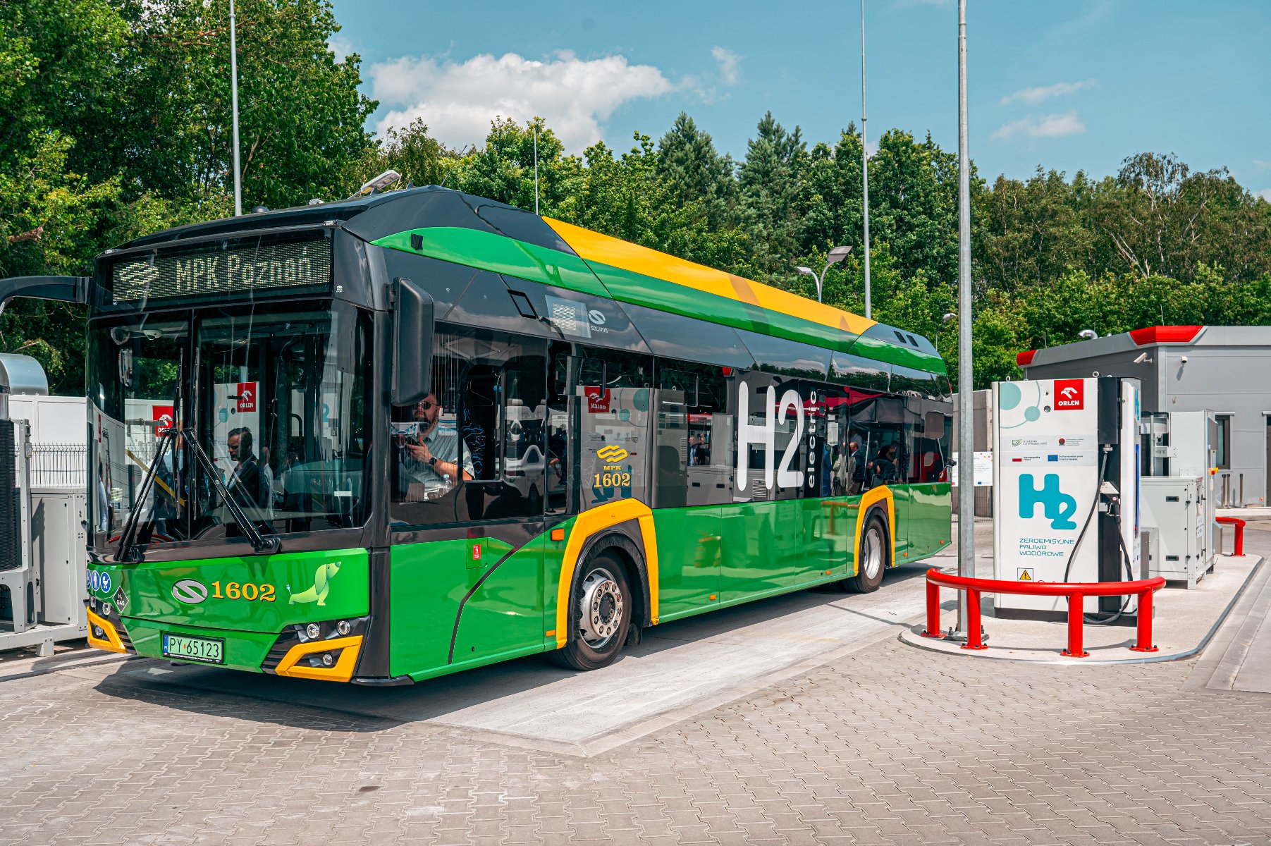 Na zdjęciu autobus MPK na stacji - grafika rozmowy