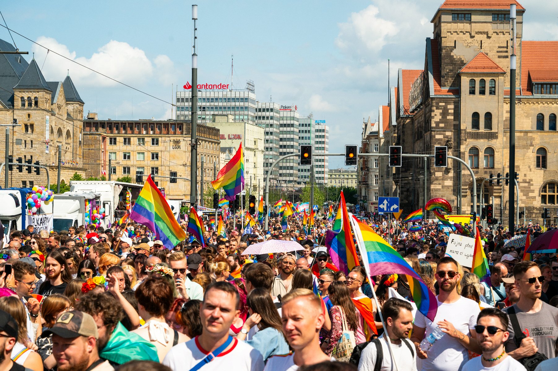 Zdjęcie z zeszłorocznego Marszu Równości - grafika rozmowy