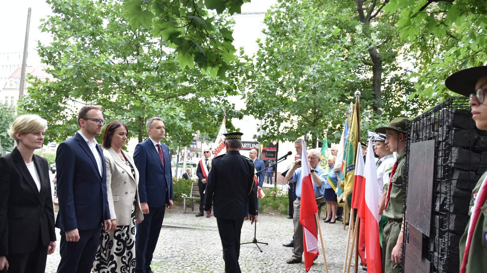 Na zdjęciu delegacja składająca kwiaty przed pomnikiem