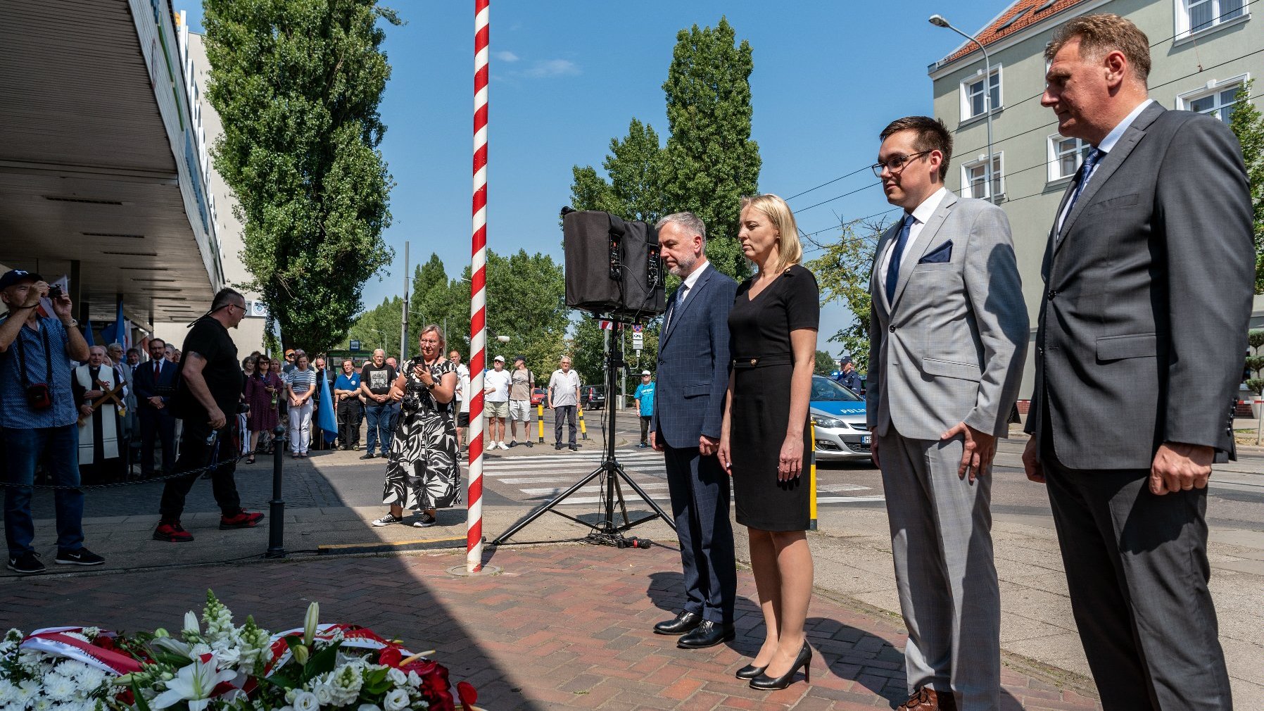 Na zdjeciu delegacja składająca kwiaty przed bramą zakładów Cegielskiego