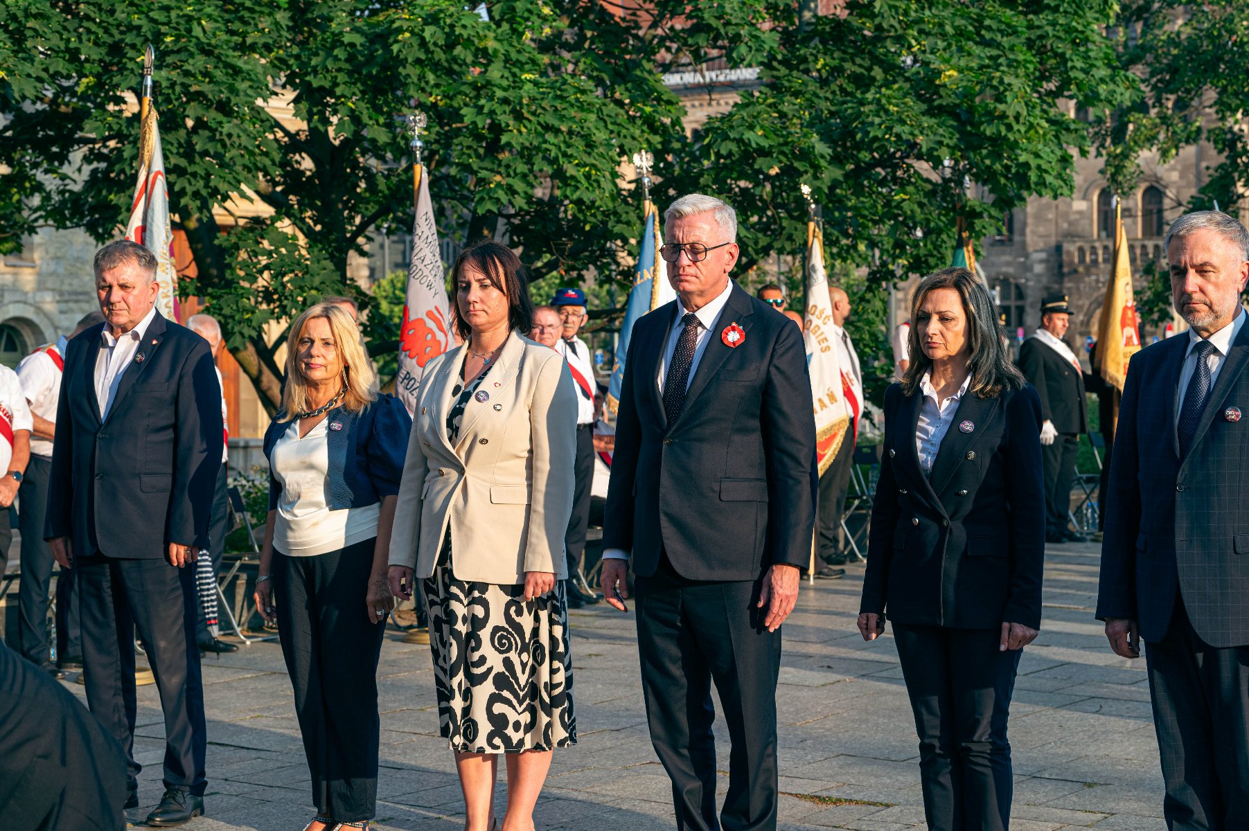 Na zdjęciu delegacja podczas składania kwiatów - grafika rozmowy