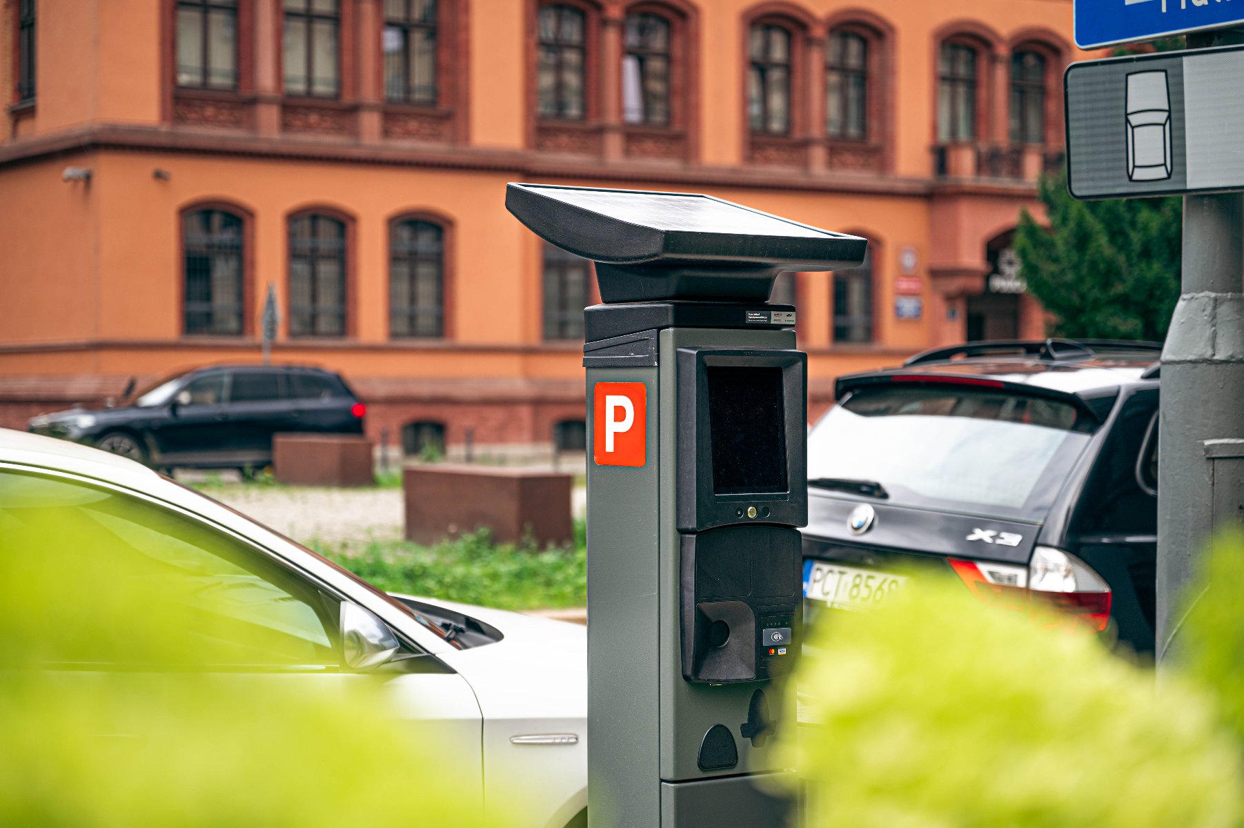 Na zdjęciu nowy parkomat, w tle samochody - grafika rozmowy