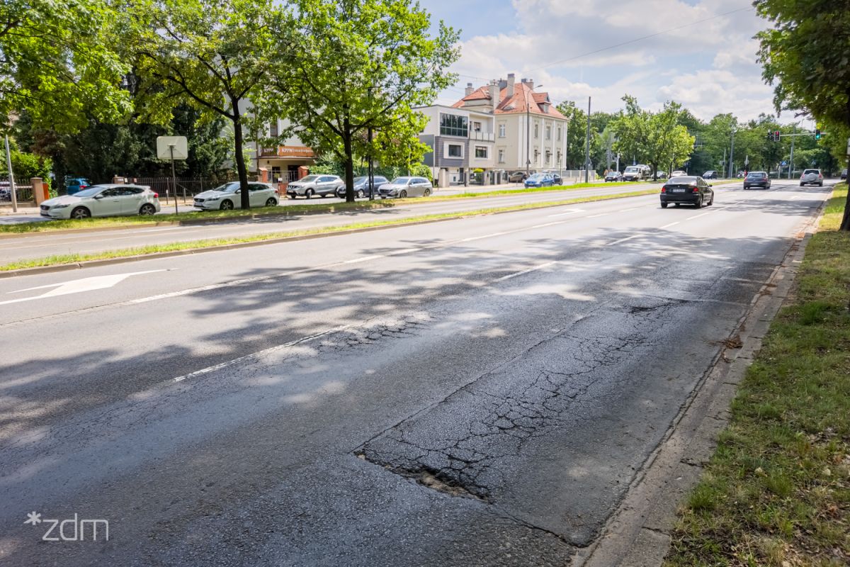 Zdjęcie przedstawia ulicę, po kórej jeżdżą samochody. - grafika rozmowy