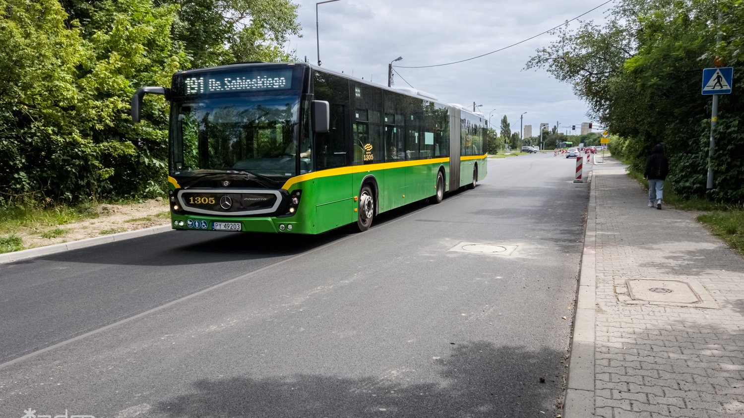 Zdjęcie przedstawia jadący autobus.