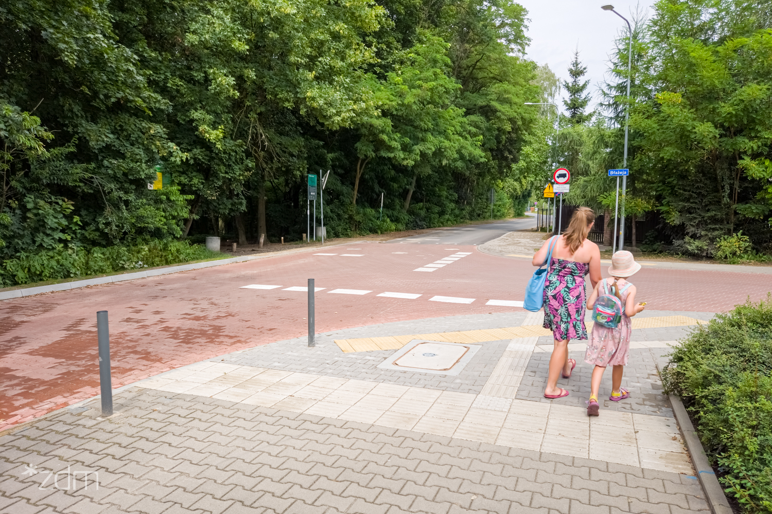 Galeria zdjęć pokazujących wyniesione skrzyżowanie u zbiegu ulic Jasna Rola i Błażeja - grafika rozmowy