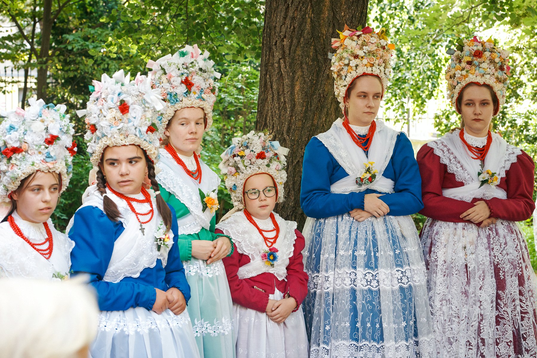 Na zdjęciu grupa bamberek w tradycyjnych strojach - grafika rozmowy