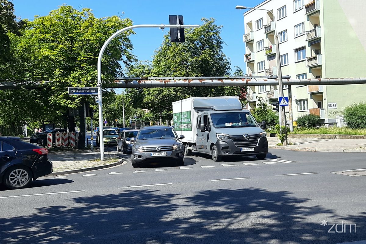 Zdjęcie przedstawia skrzyżowanie Przybyszewskiego z Marcelińską. Na jezdni widać jadące samochody. W tle blok mieszkalnyl. - grafika rozmowy