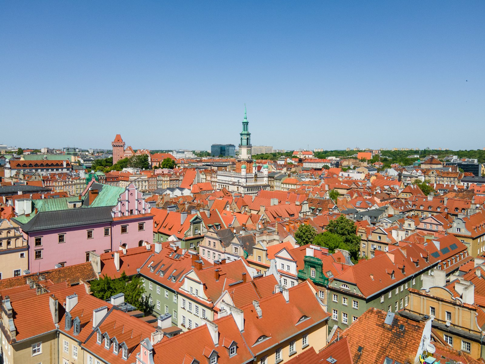 Zdjęcie przedstawia panoramę Starego Miasta w Poznaniu widzianą z lotu ptaka. - grafika rozmowy