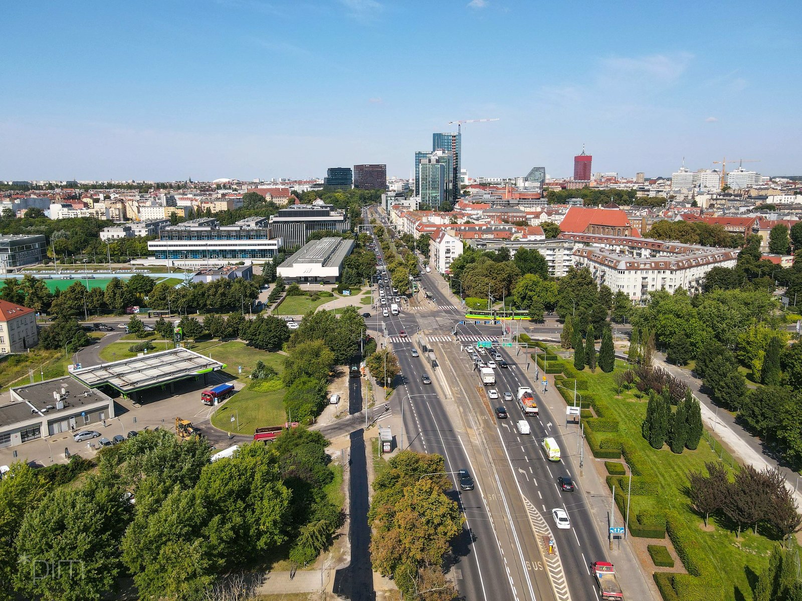 Na zdjęciu droga rowerowa widziana z lotu ptaka - grafika rozmowy