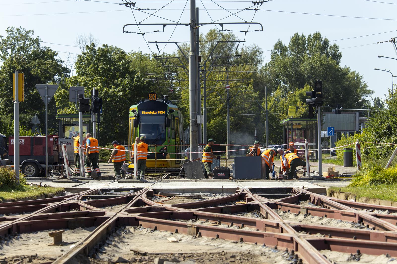 Nowo ułożone torowisko, w tle robotnicy i tramwaj - grafika rozmowy