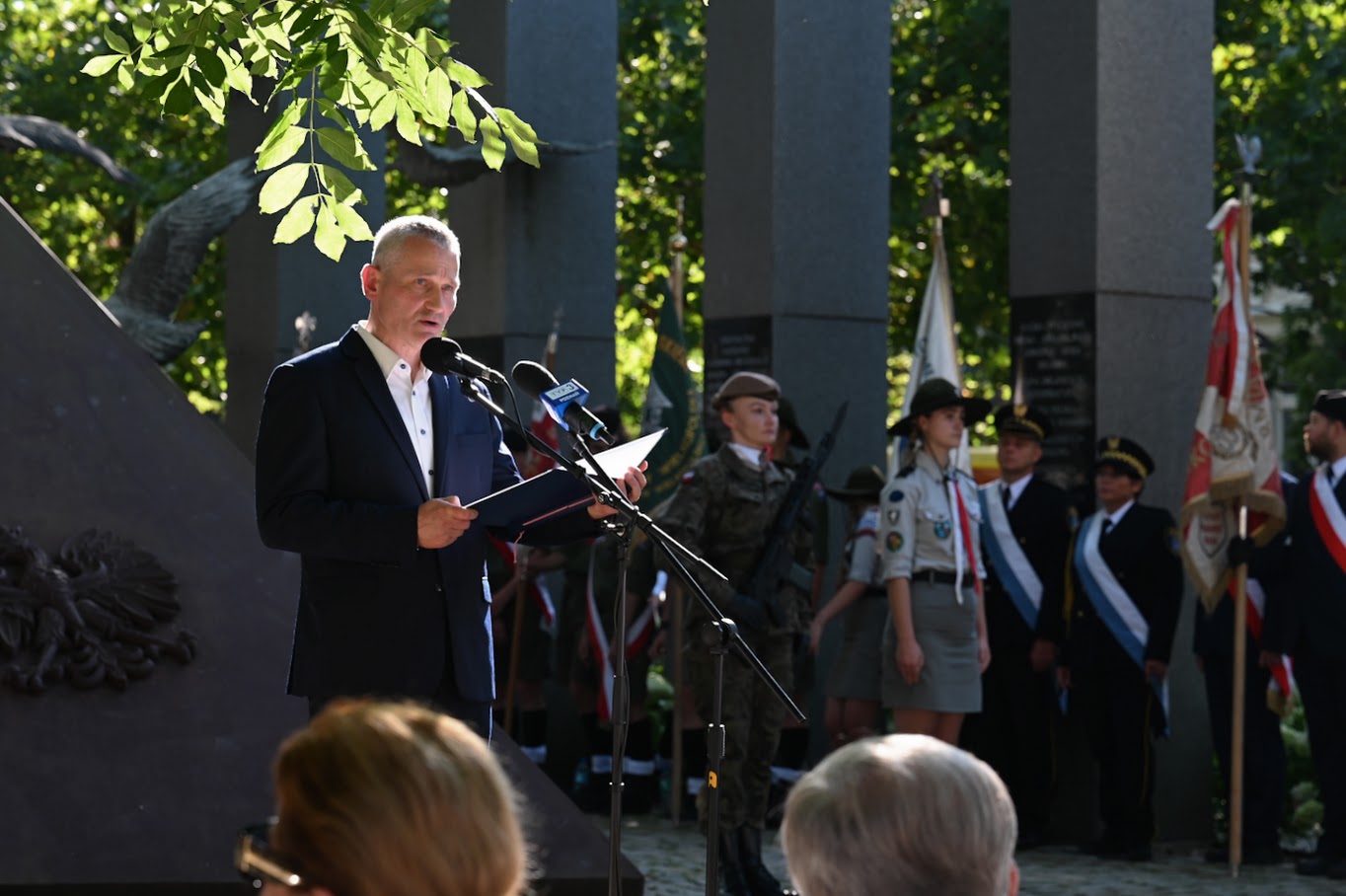 Na zdjęciu zastępca prezydenta Poznania przy mikrofonie - grafika rozmowy