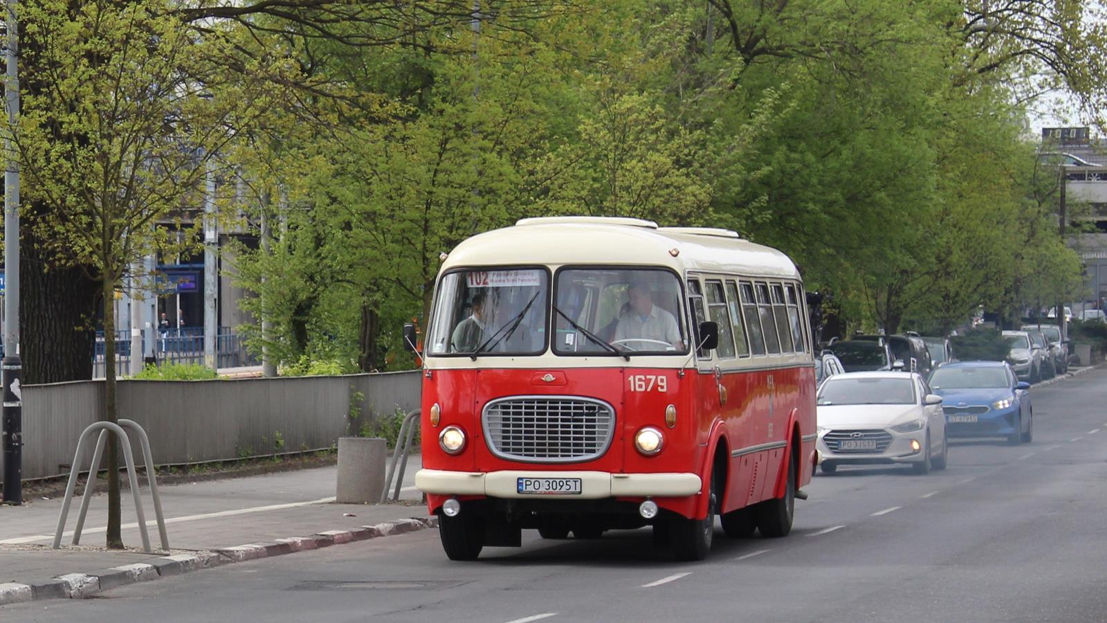 Na zdjęciu stary, czerwony autobus na poznańskiej ulicy - grafika rozmowy