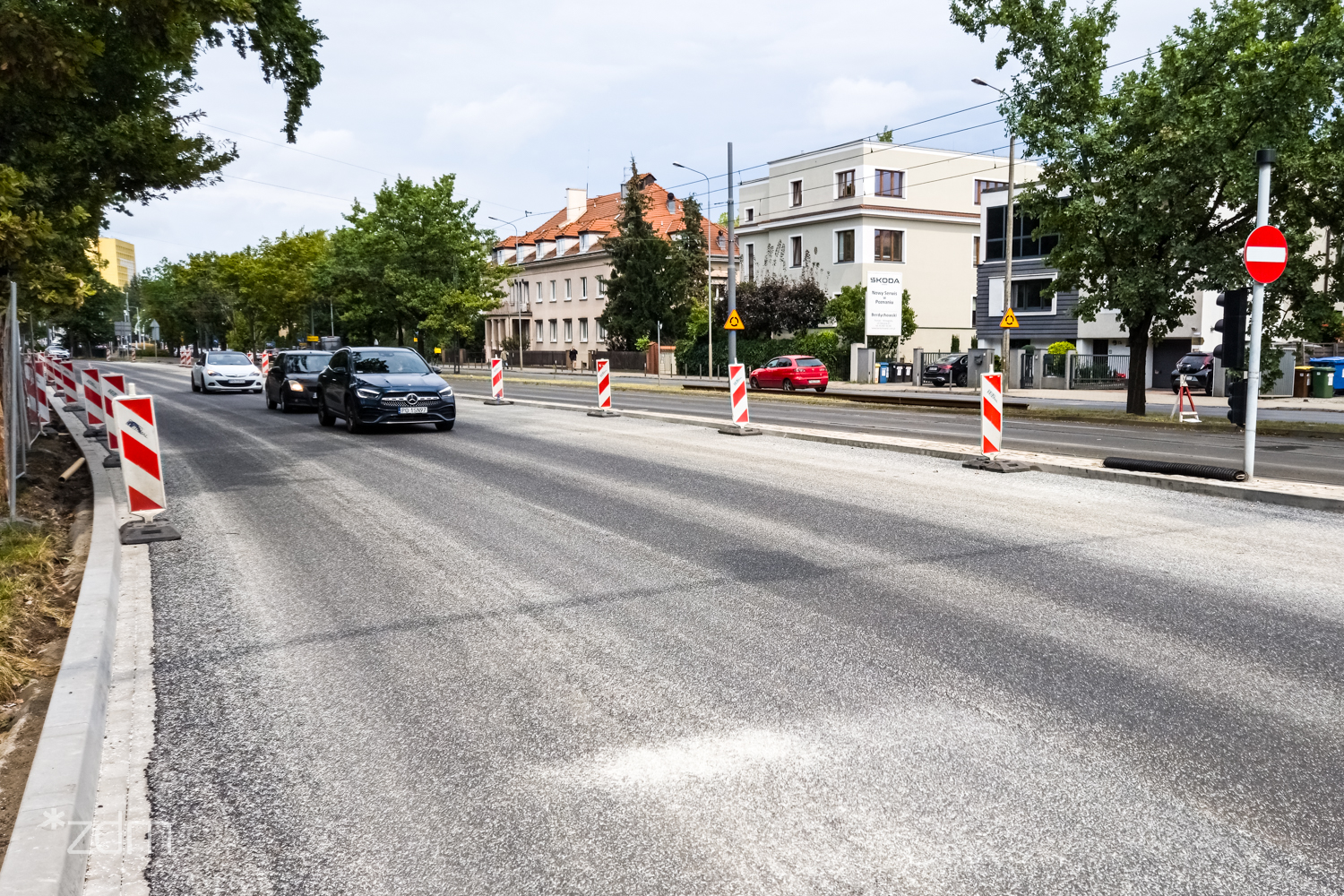 Galeria zdjęć przedstawia ul. Reymonta po wymianie nawierzchni jezdni. - grafika rozmowy