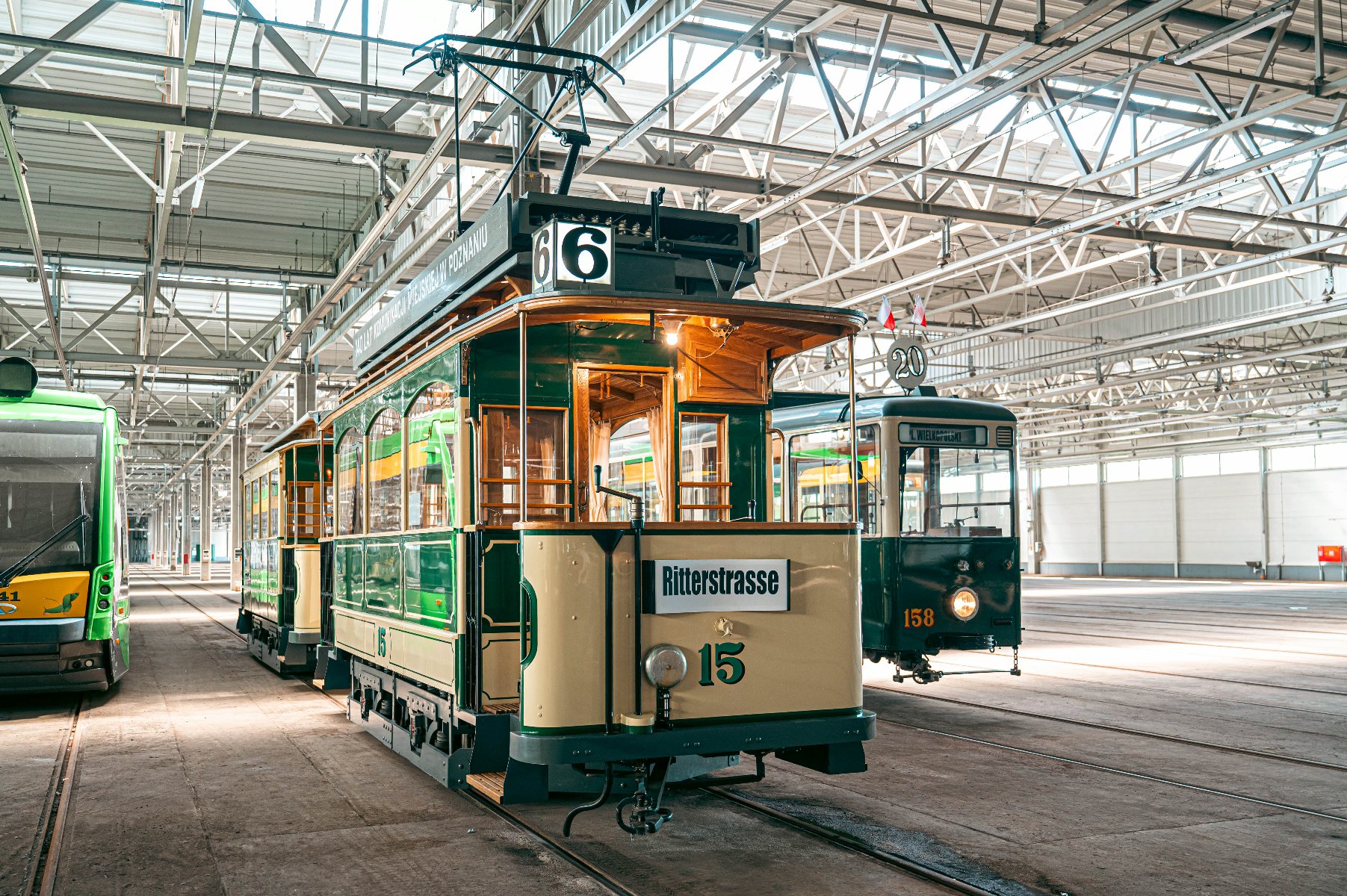 Na zdjęciu zabytkowy tramwaj stojący w zajezdni - grafika rozmowy