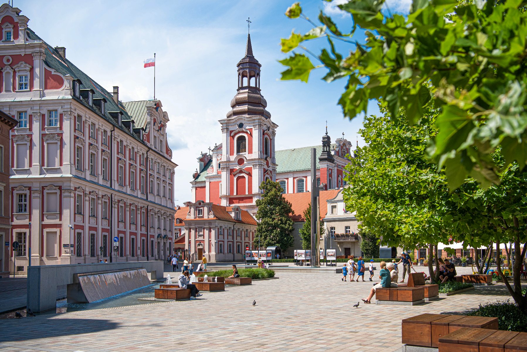 Zdjęcie przedstawia budynek urzędu maista i plac Kolegiacki. - grafika rozmowy