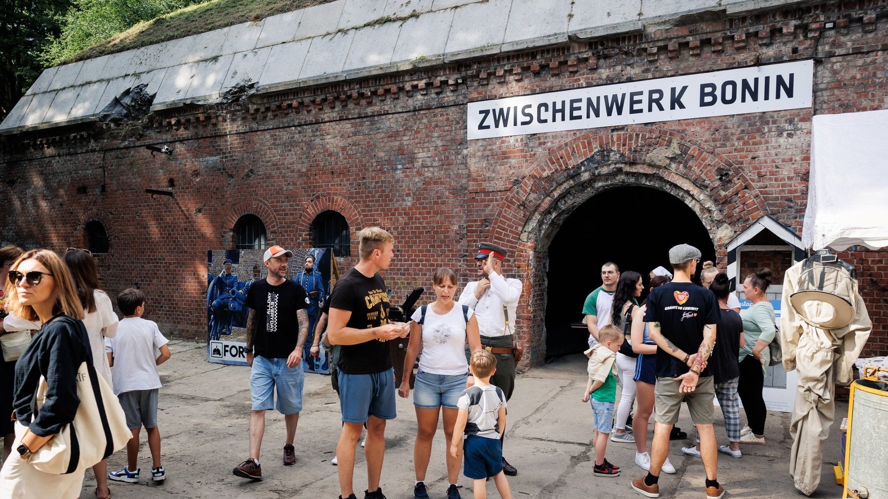 Zdjęcie przedstawia tłum ludzi podczas zwiedzania fortu.