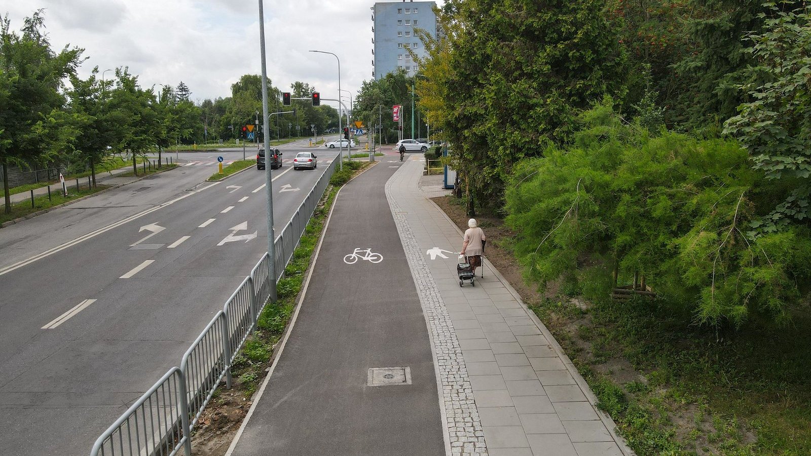 Zdjęcie z nowej drogi rowerowej przy ul. Dmowskiego