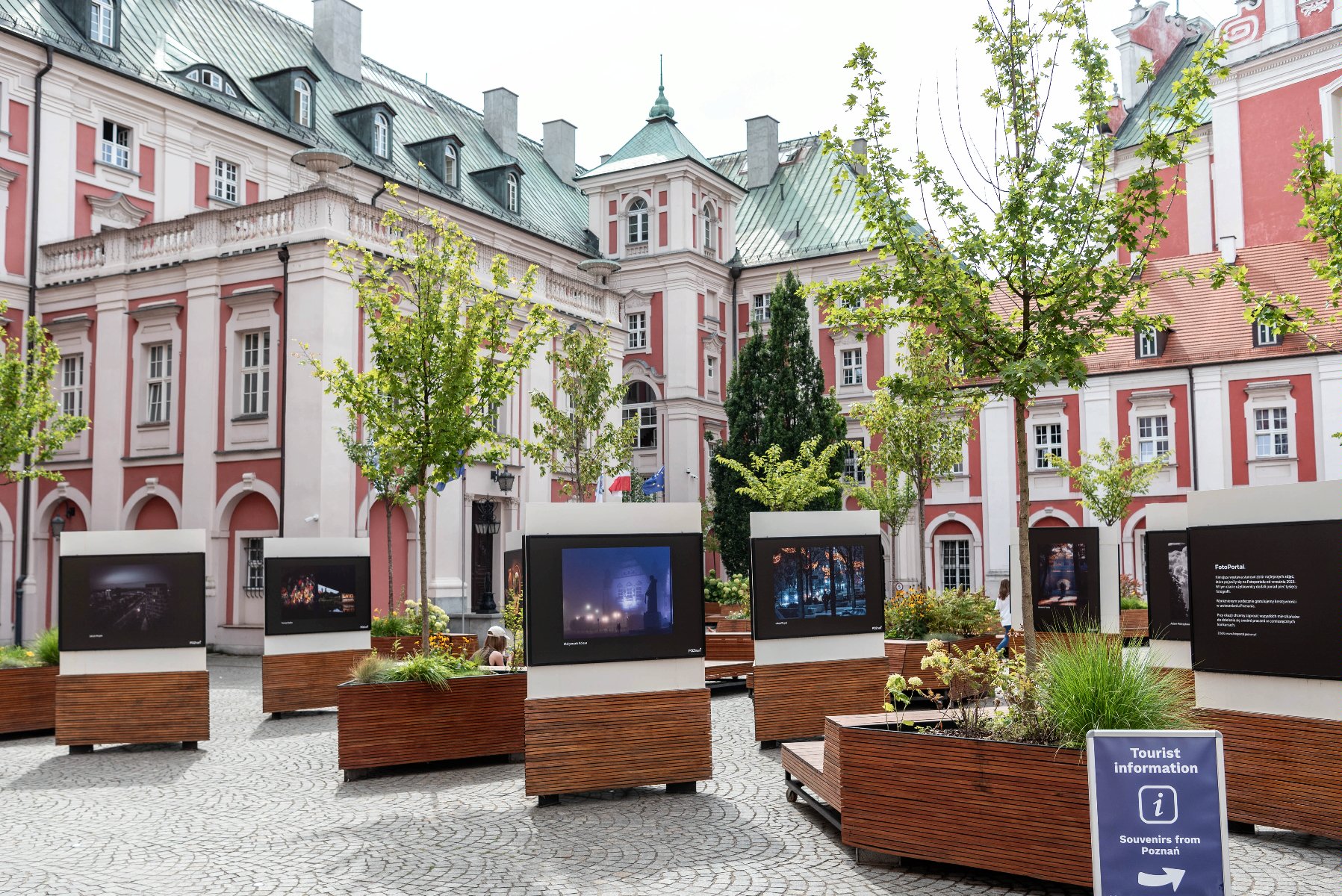 Galeria zdjęć przedstawia wystawę fotoportalu na Wolnym Dziedzińcu Urzędu Miasta. - grafika rozmowy