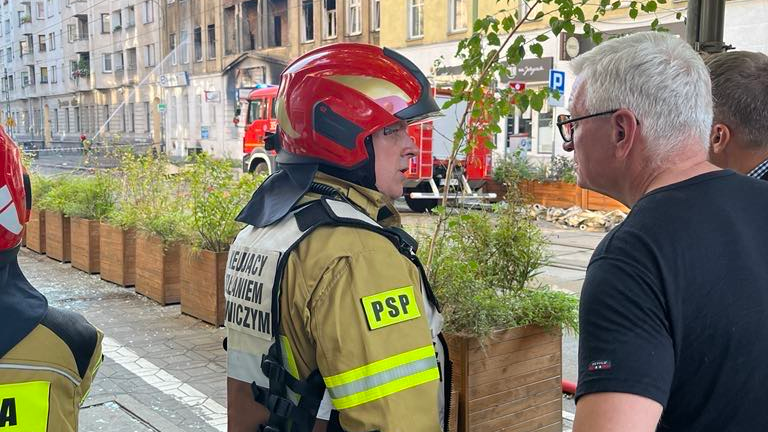 Na zdjęciu prezydent Poznania rozmawia ze strażakiem