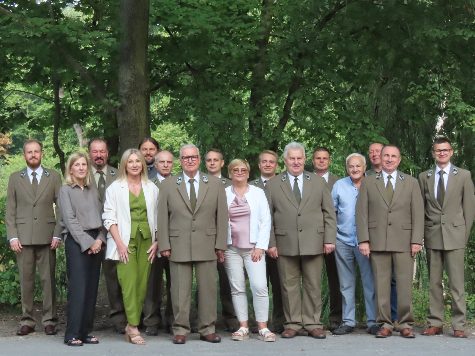 Zdjęcie grupowe pracowników Zakładu Lasów Poznańskich. - grafika rozmowy