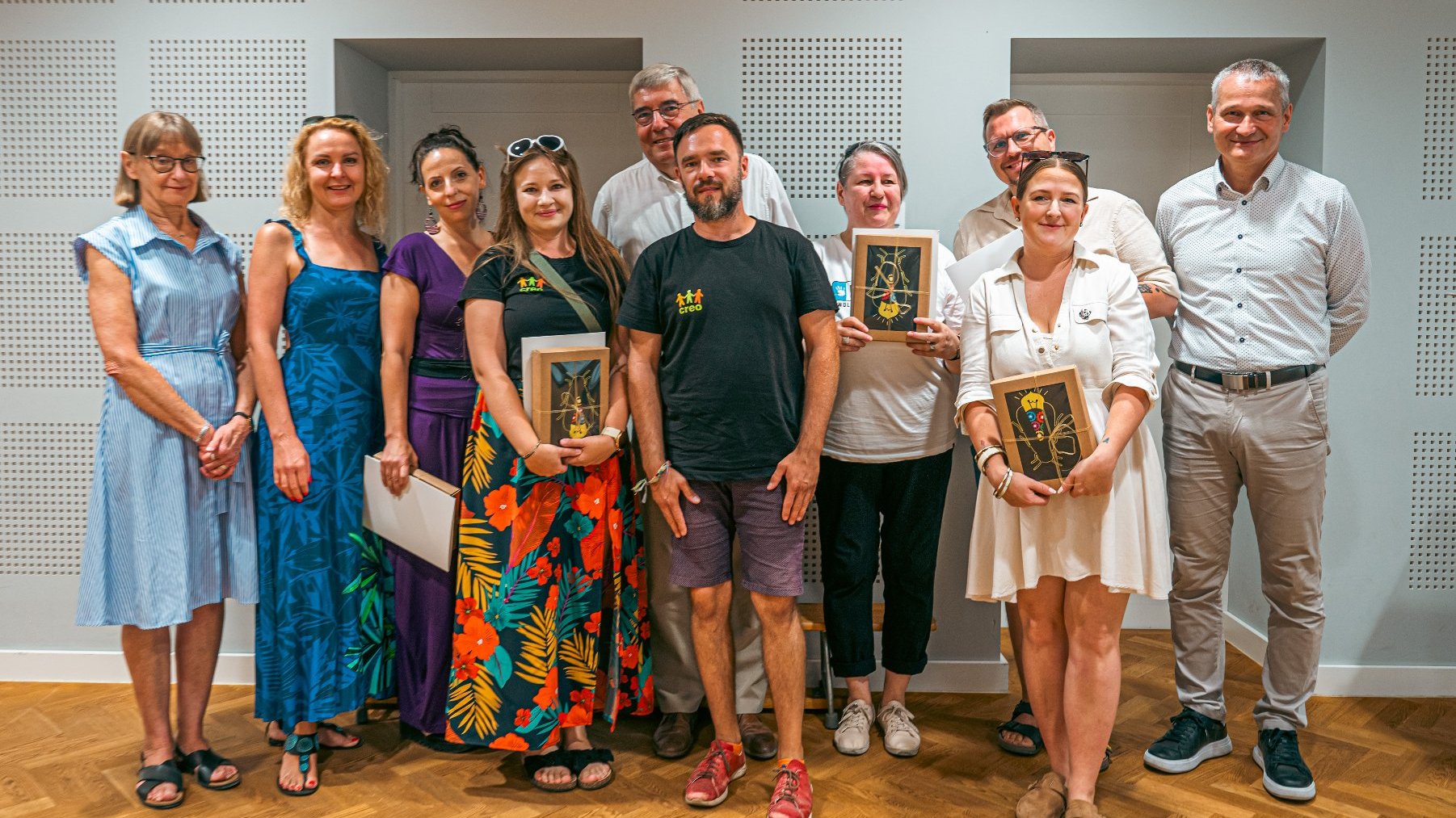 Grupowe zdjęcie laureatów i osób wręczających nagrody.