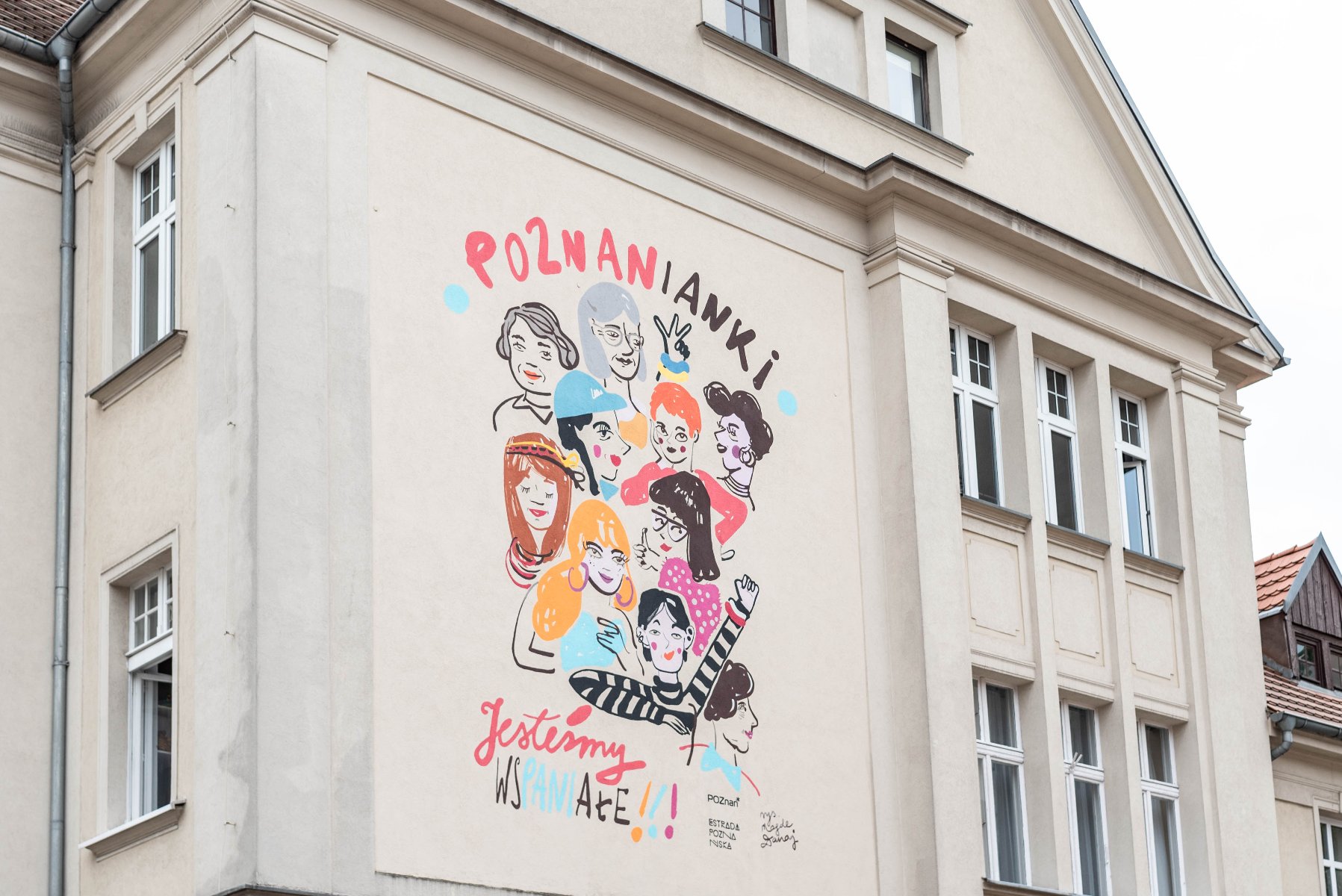 Na zdjęciu mural na kamienicy, przedstawiający kobiety obok napisu: poznanianki, jesteśmy wspaniałe - grafika rozmowy