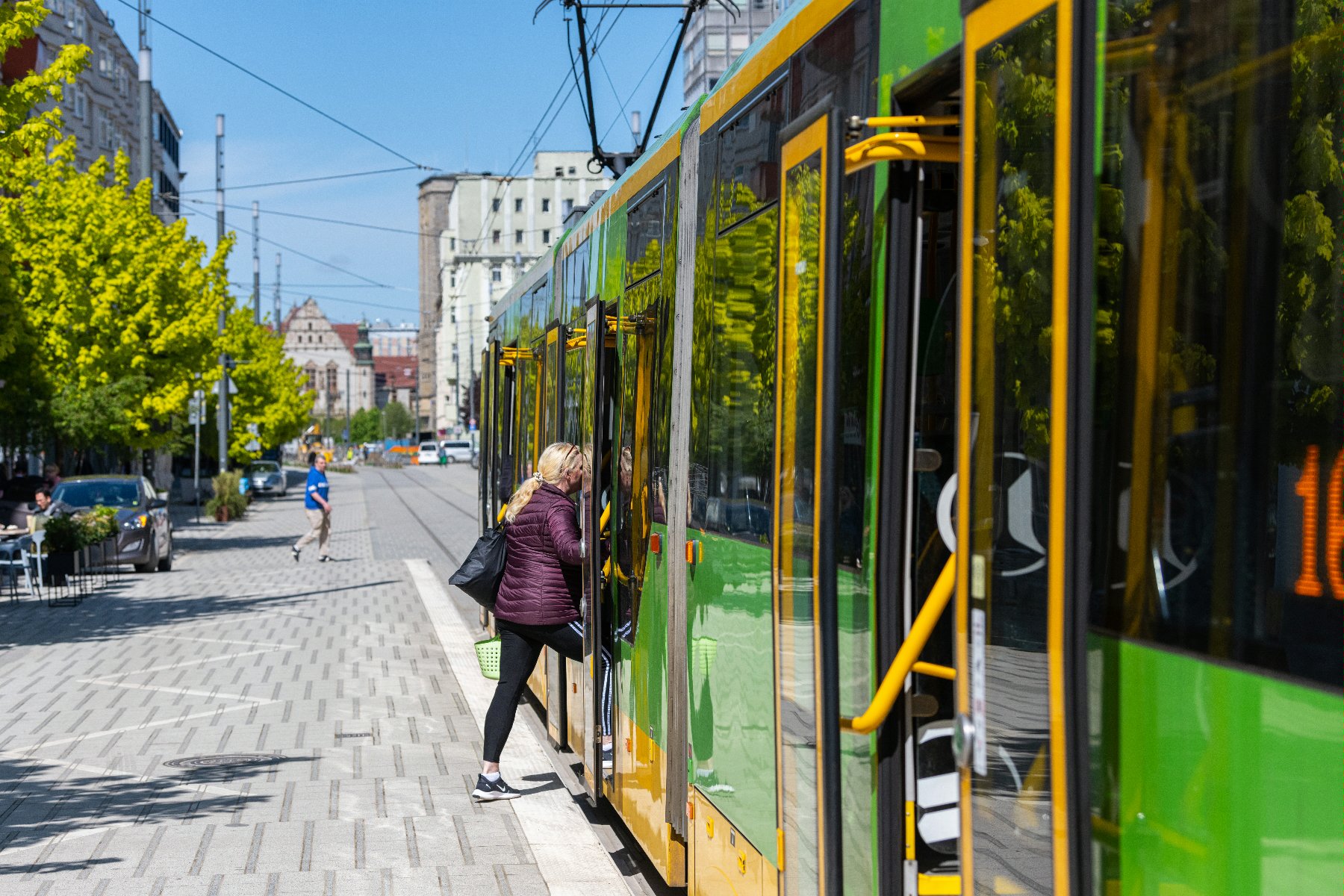 Tramwaj na przystanku na ul. Św. Marcin - grafika rozmowy